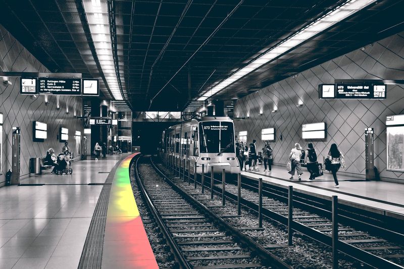 Symbolic image for real-time guidance of passengers by means of an optical level indicator, which shows the occupancy of the (arriving) wagons by means of traffic light colors on the platform